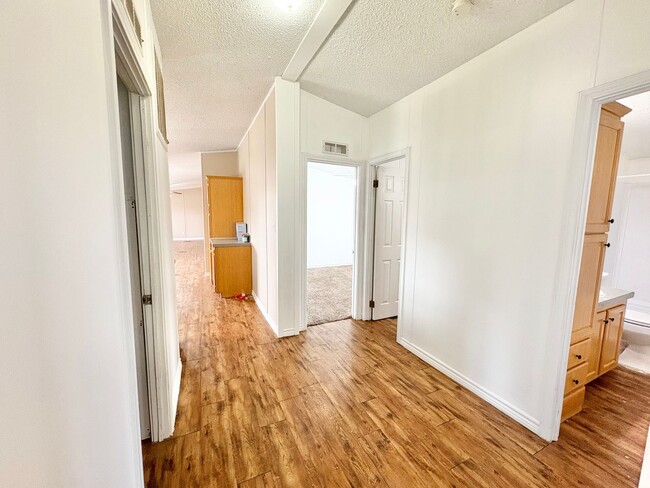 Building Photo - *AVAILABLE NOW* An absolute must see!  5 bedrooms, 3 baths in Burnet, TX.