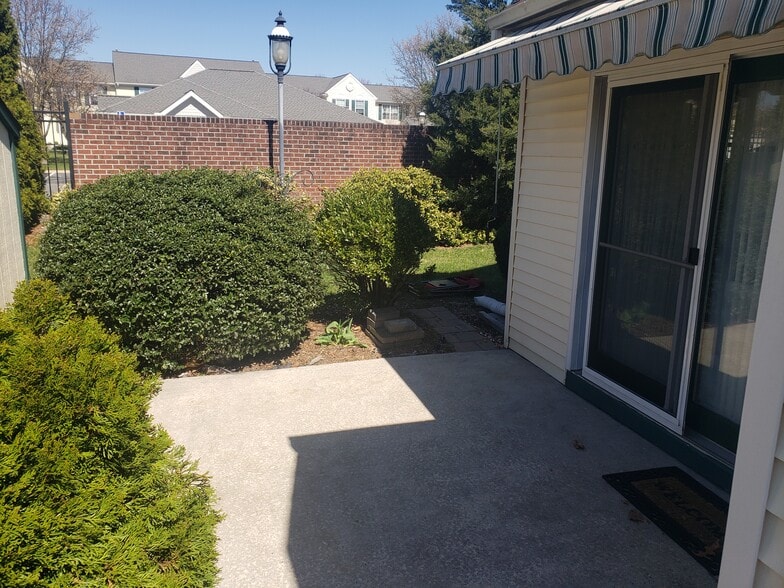 Building Photo - 10 Brookline Ct