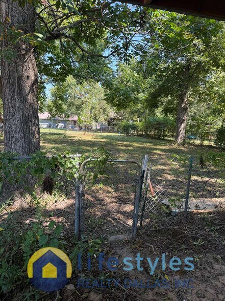 Large Fenced Backyard - 1750 Maple Ave