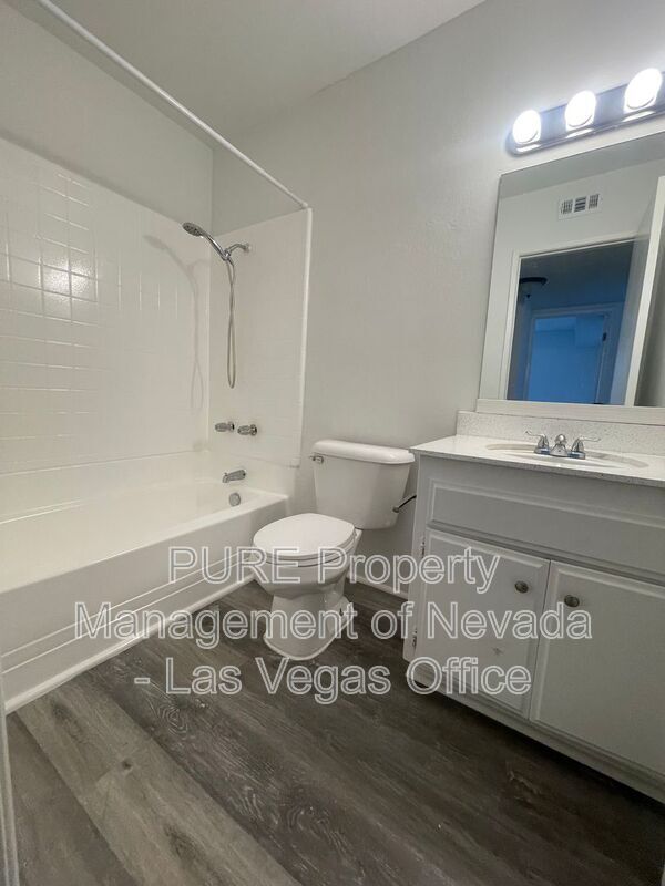Building Photo - 1405 E Vegas Valley Dr