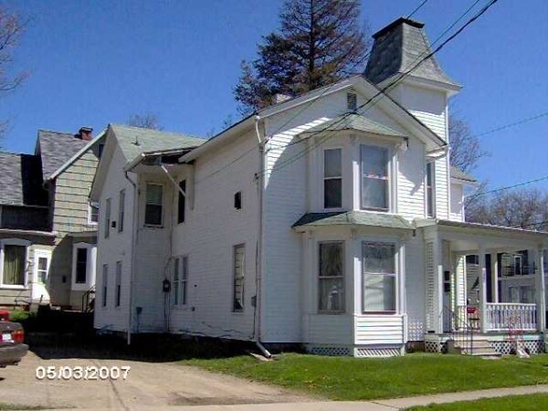 Primary Photo - 213 E Henley St