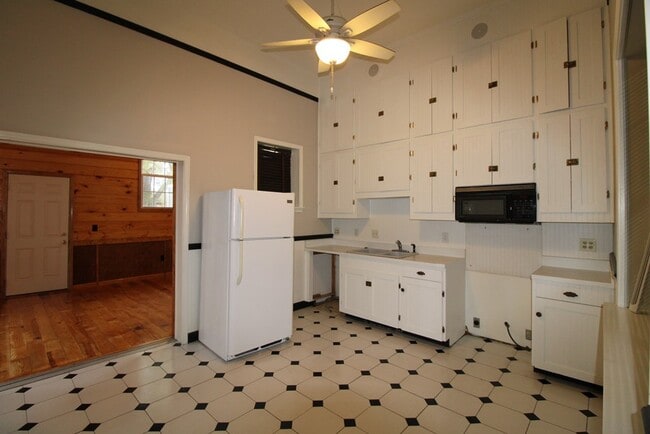 Building Photo - 900 Race Track Rd