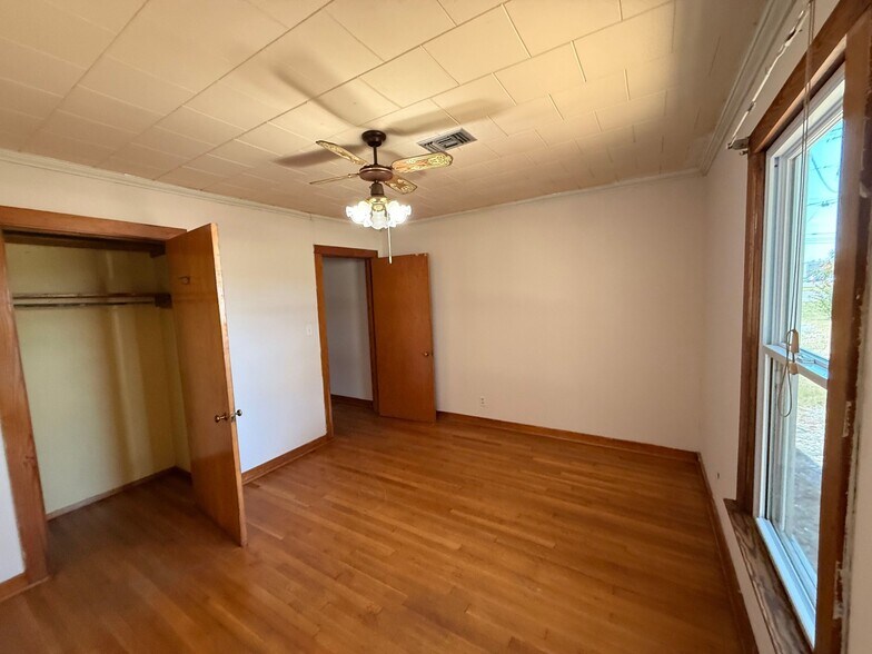 Building Photo - 4900 E Highland Dr