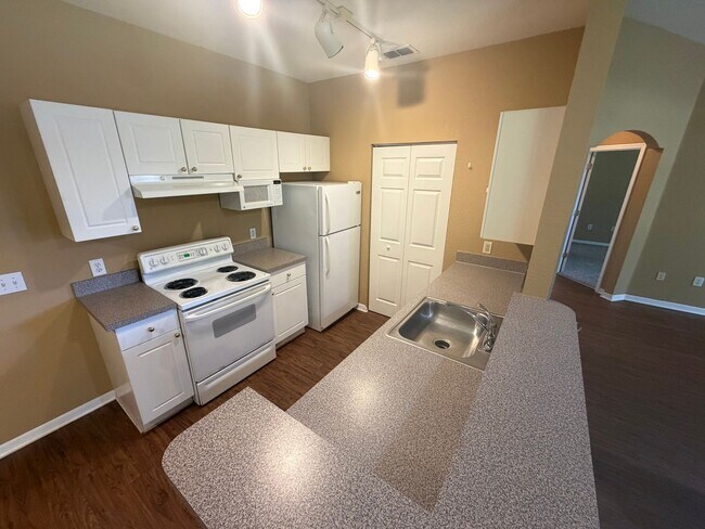 Building Photo - Beautiful 2 Bedroom Condo in Gated Crescent Place – Available Now!