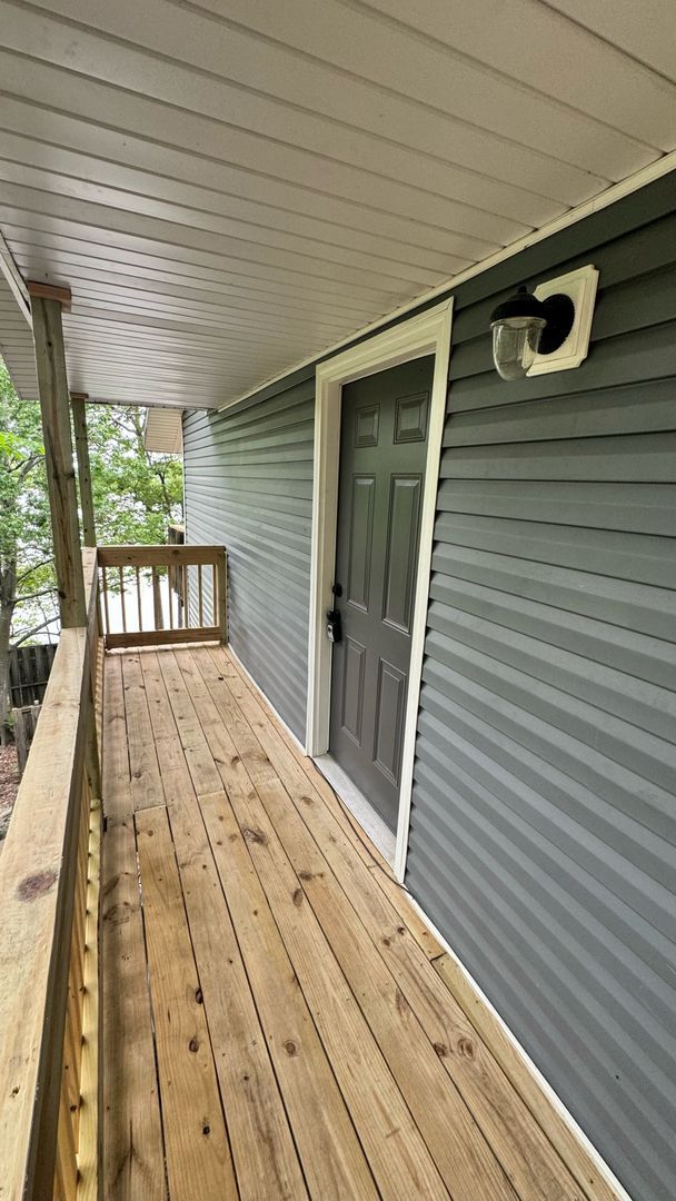 Building Photo - Nice 2 Bedroom Apartment overlooking Treeline lake