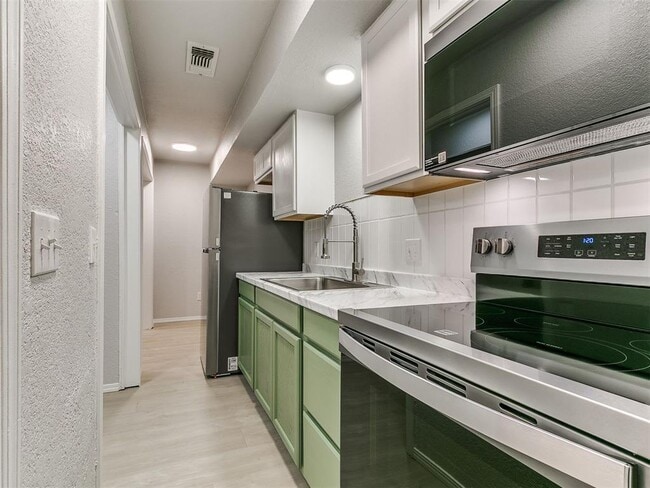 Building Photo - 817 SW 64th St