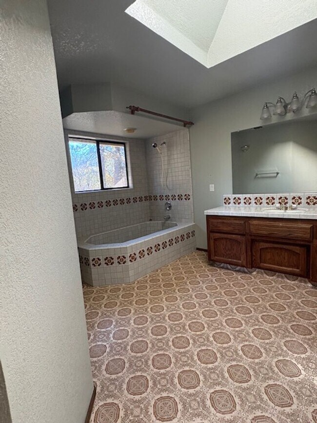 Building Photo - 4BD/3BA Home