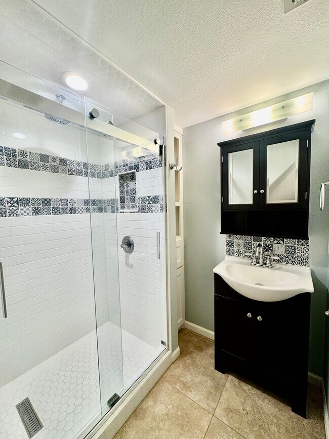 Building Photo - Elegant Estate in the Country Club Setting-Mother in law suite