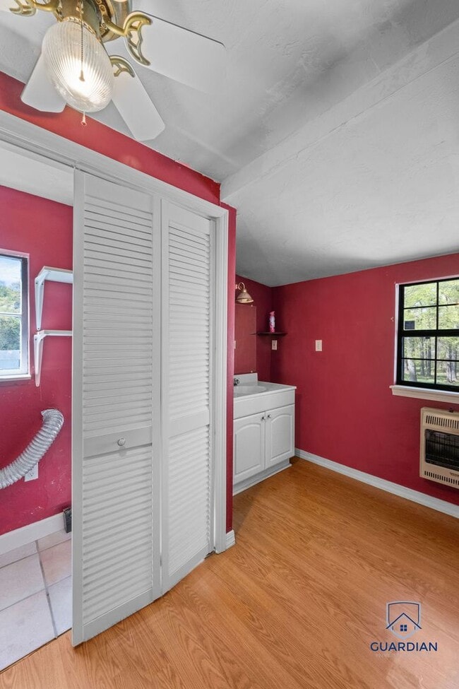 Building Photo - 3 bedrooms, 1.5 bath on large lot in North...