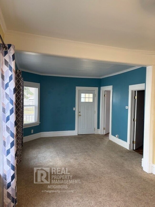 Building Photo - Welcome to Spacious 4 Bedroom, 1 Bathroom Holland Home