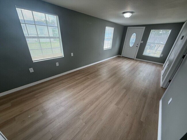 Building Photo - 3/2 Lakeland Available NOW