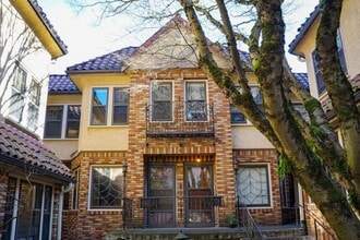 Building Photo - Stunning 1931 Townhome with Original Details You've GOT to See!