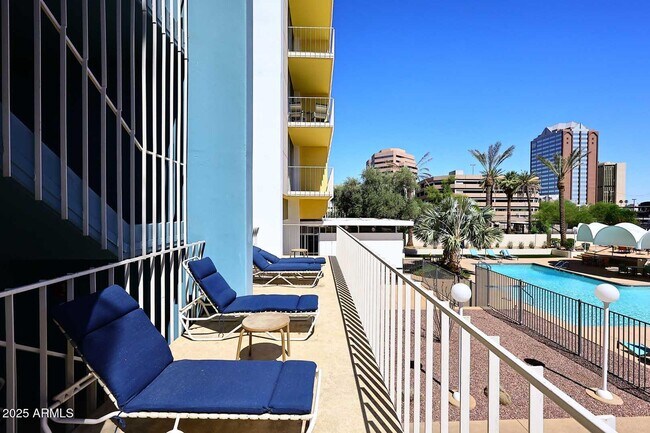 Building Photo - 207 W Clarendon Ave