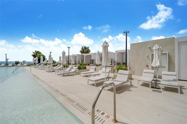 Building Photo - 300 Biscayne Blvd Way