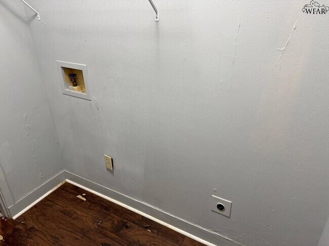 Building Photo - 1661 1/2 Collins Ave