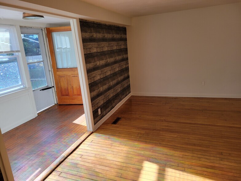 Entrance/sun porch - 297 Marlborough Rd