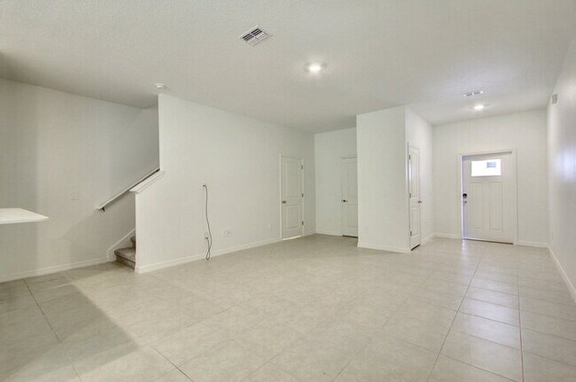 Building Photo - Charming 3-Bedroom Home with 2.5 Baths in ...