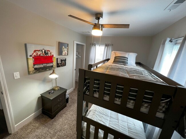 Building Photo - Fully Furnished rental with excellent cent...