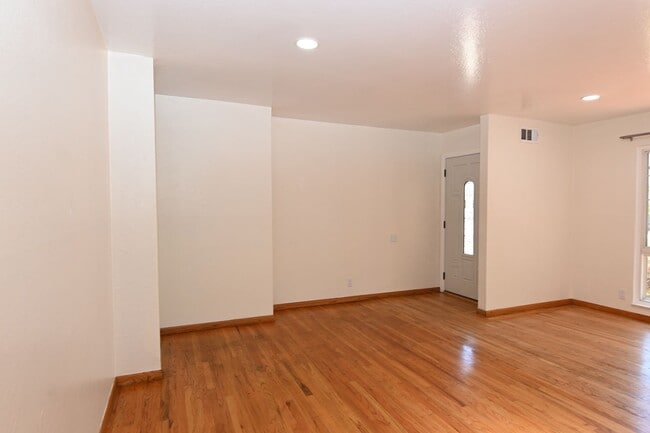 Building Photo - 4/2 W/ AC near San Tomas Expwy & El Camino...