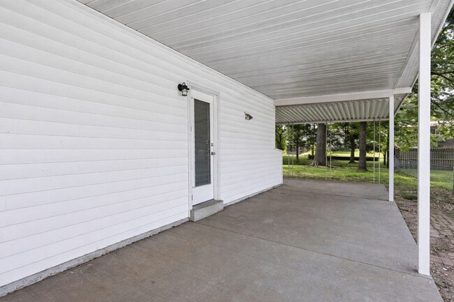 Building Photo - 906 Chula Dr