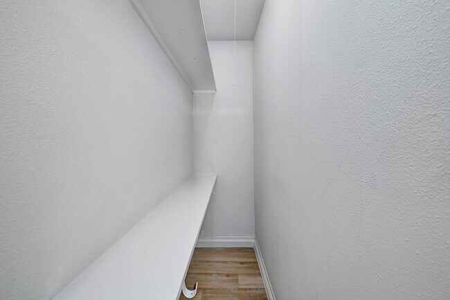 Building Photo - 8 bed 5 Bath house in center of West campus Pre Lease Aug 2026