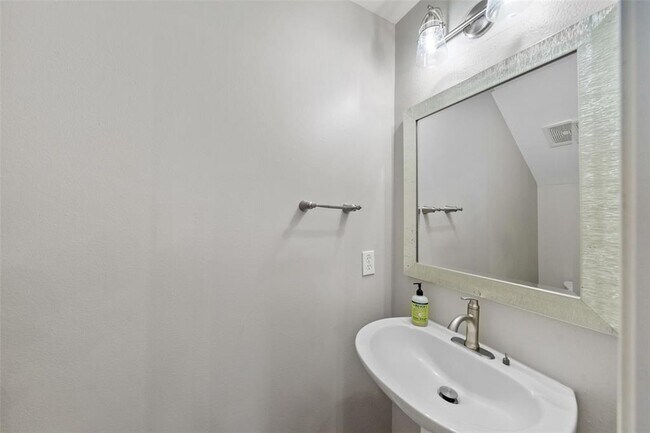 Building Photo - 131 N Villa Oaks Dr