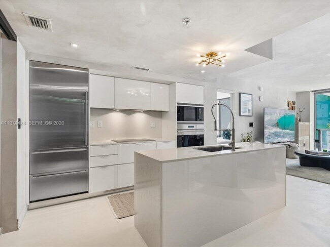 Building Photo - 9521 E Bay Harbor Dr