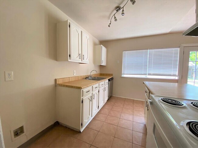 Building Photo - 615 Stonewall Dr