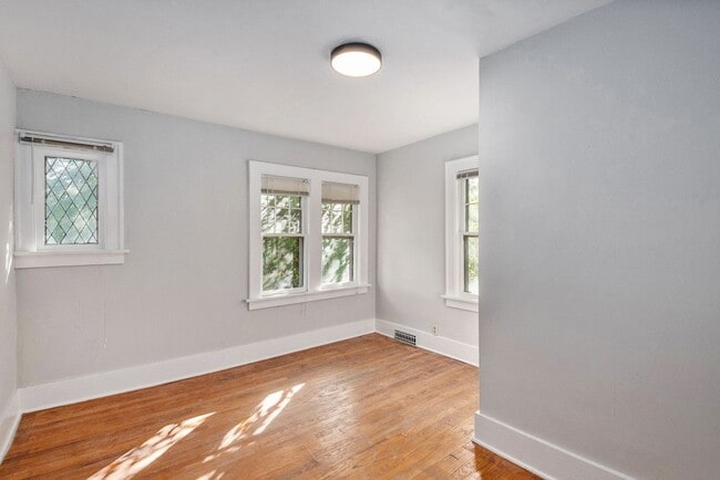 Building Photo - 2 Story 3 Bed 2 Bath, Off Street Parking!