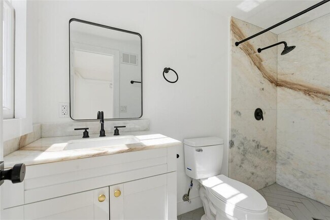 Building Photo - 326 6th Ave N