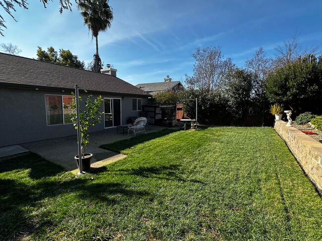 Building Photo - 2 Bedroom Ready For You!