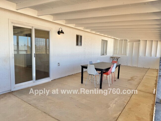 Building Photo - Spacious Home with Solar Panels!!