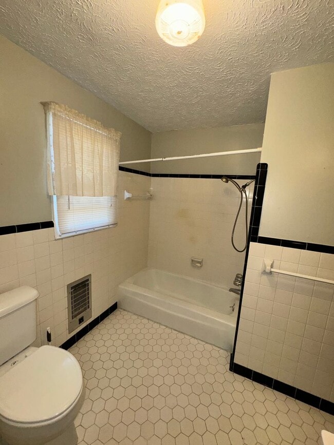 Building Photo - 3 Bed 2 Bath Brick Home - Move In Ready