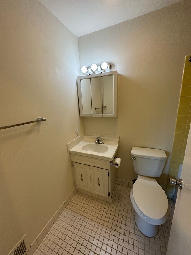 Building Photo - 2 Bedroom, 1 Bath in desirable neighborhood, Capitola