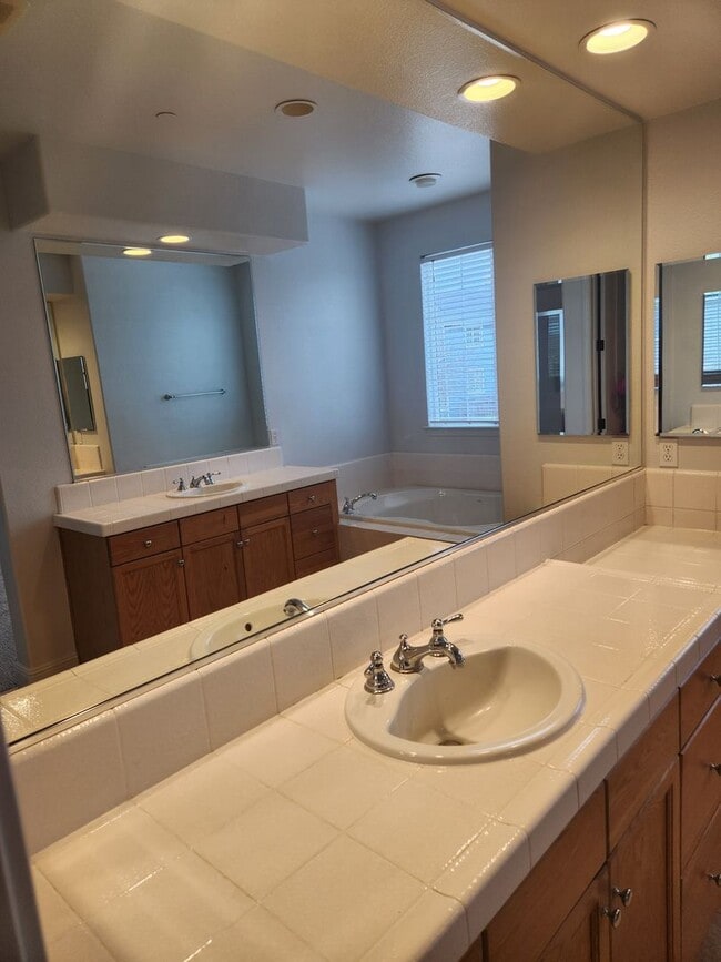 Building Photo - Great Santa Rosa Neighborhood 3 Bedroom, 2.5 Bathrooms