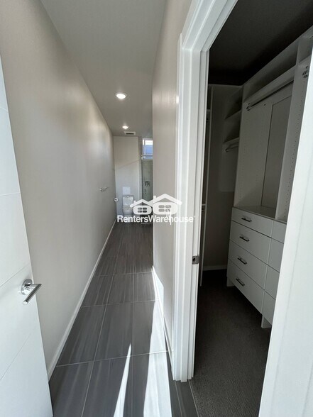 Building Photo - 802 29th Ave S