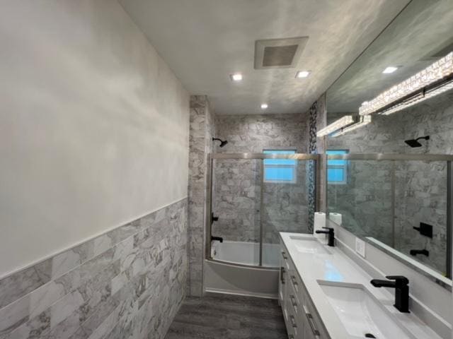 Large Bathroom - 3511 S Bronson Ave