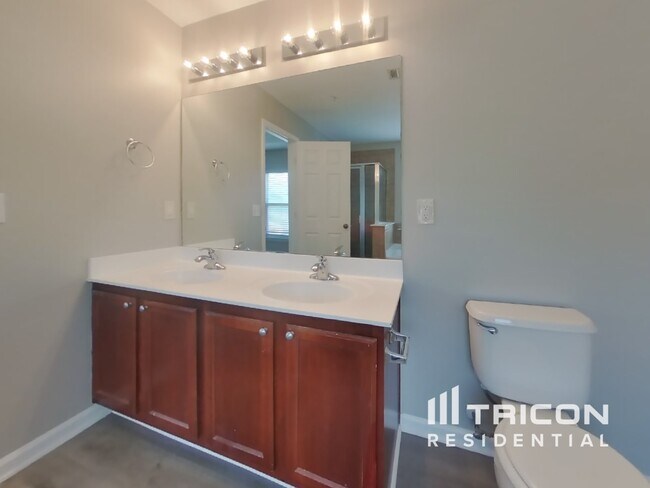 Building Photo - 383 Roseglen Dr NW