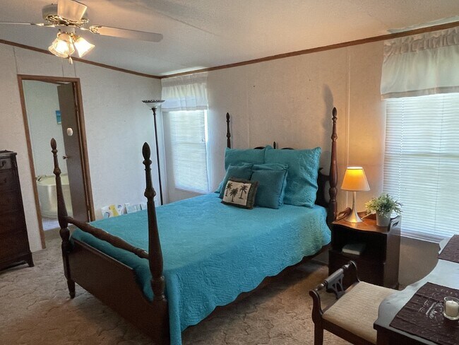 Building Photo - Furnished 3 bedroom 2 full bathroom Manufa...