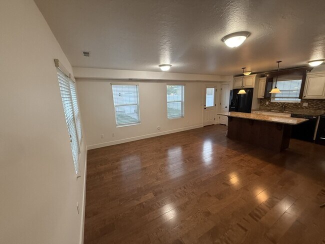 Building Photo - 1427 S Paddock Dr