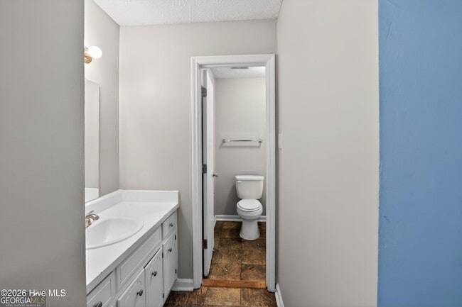 Building Photo - 3016 Mistletoe Ave