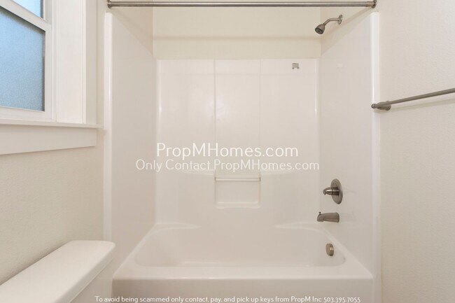 Building Photo - Trendy Updated SE Portland Bungalow with Balcony!