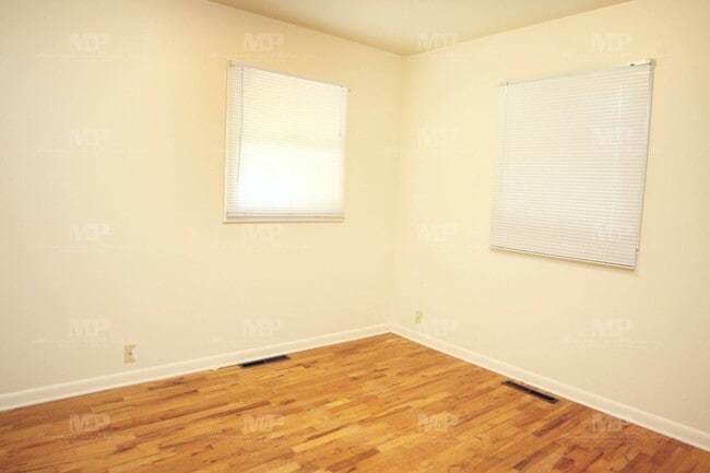 Building Photo - 1024 Glenmoor Dr