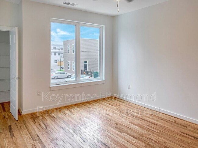 Building Photo - 114 W 12th St E