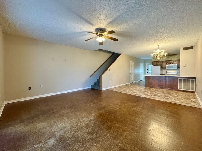 Building Photo - 2/1.5 1400sqft Townhouse with Water, Trash...