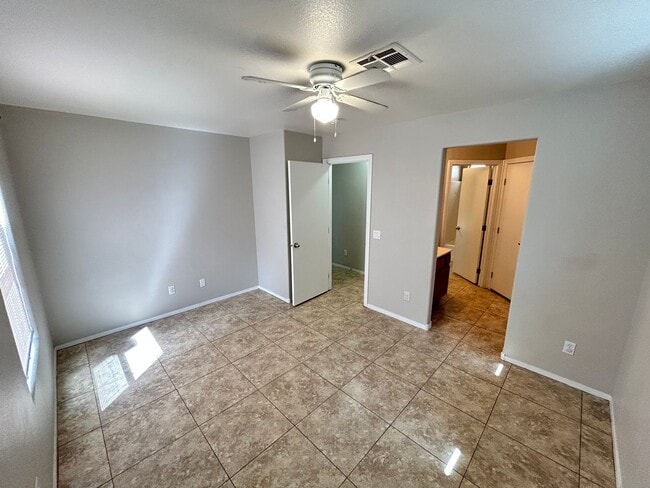 Building Photo - Charming 3 Bed/3Bath, 2-Story Home nestled...