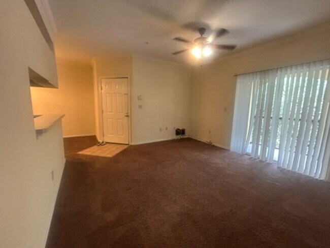 Building Photo - Third floor 1B/1B condo with balcony at Th...