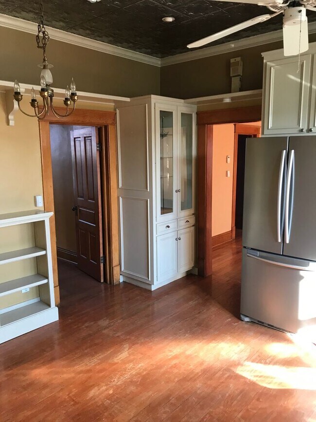 Building Photo - HISTORIC QUEEN ANNE 3 Bedroom  2 Bath