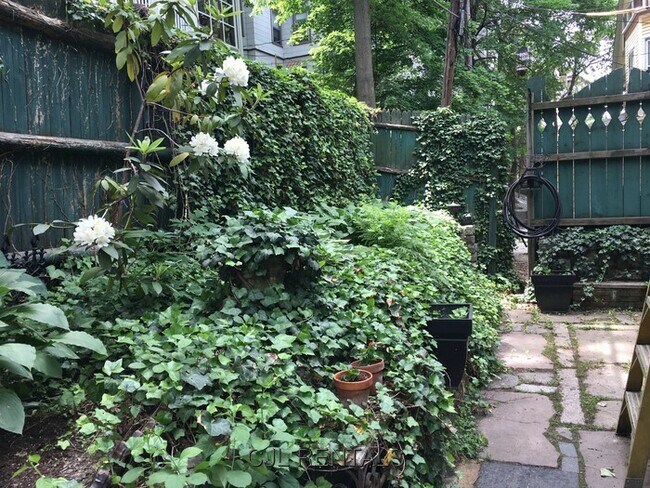 Building Photo - 684 Washington St