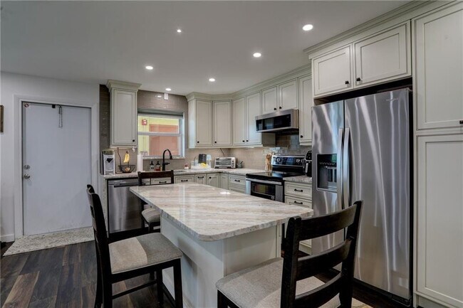 Building Photo - 2400 NE 10th St